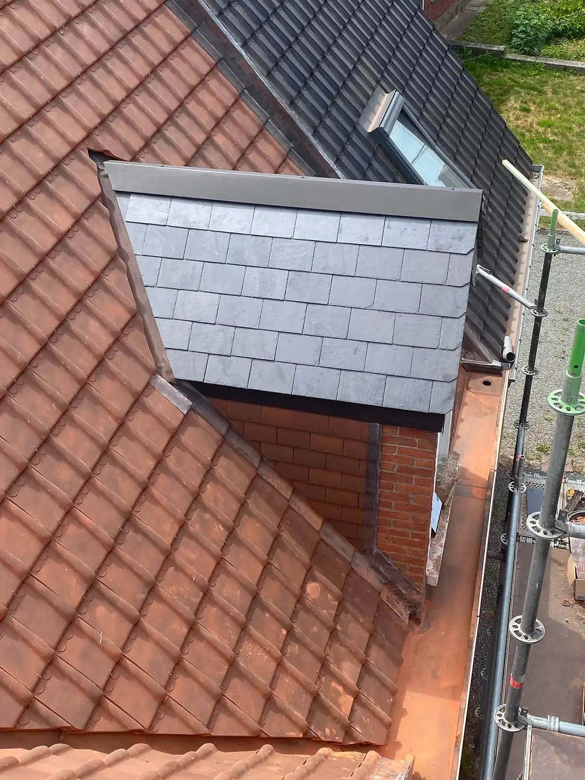 Dakkapel bekleed met natuurleien en afgewerkt met zinkwerk